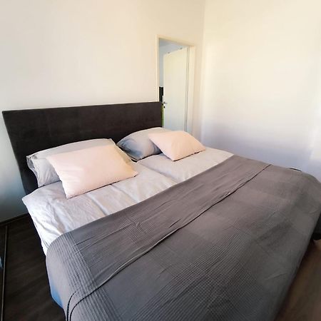 Pretty Apartment Next To Metro Station Wina Bagian luar foto