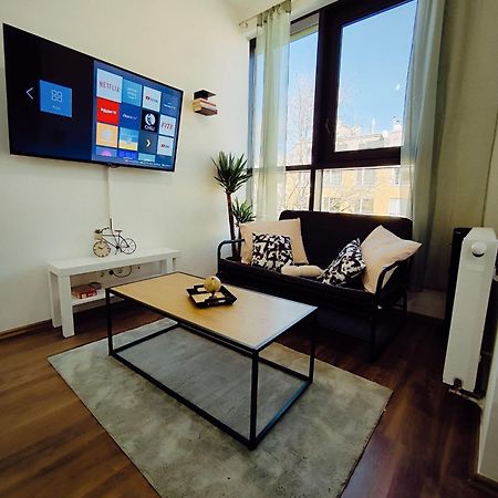 Pretty Apartment Next To Metro Station Wina Bagian luar foto