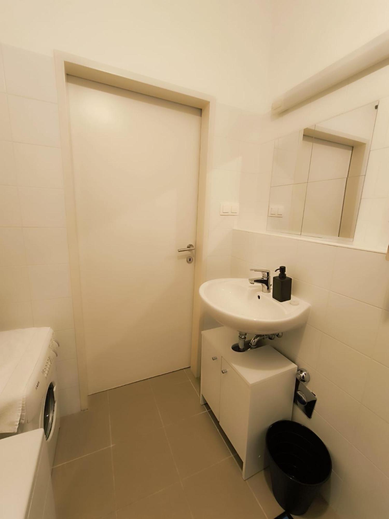 Pretty Apartment Next To Metro Station Wina Bagian luar foto