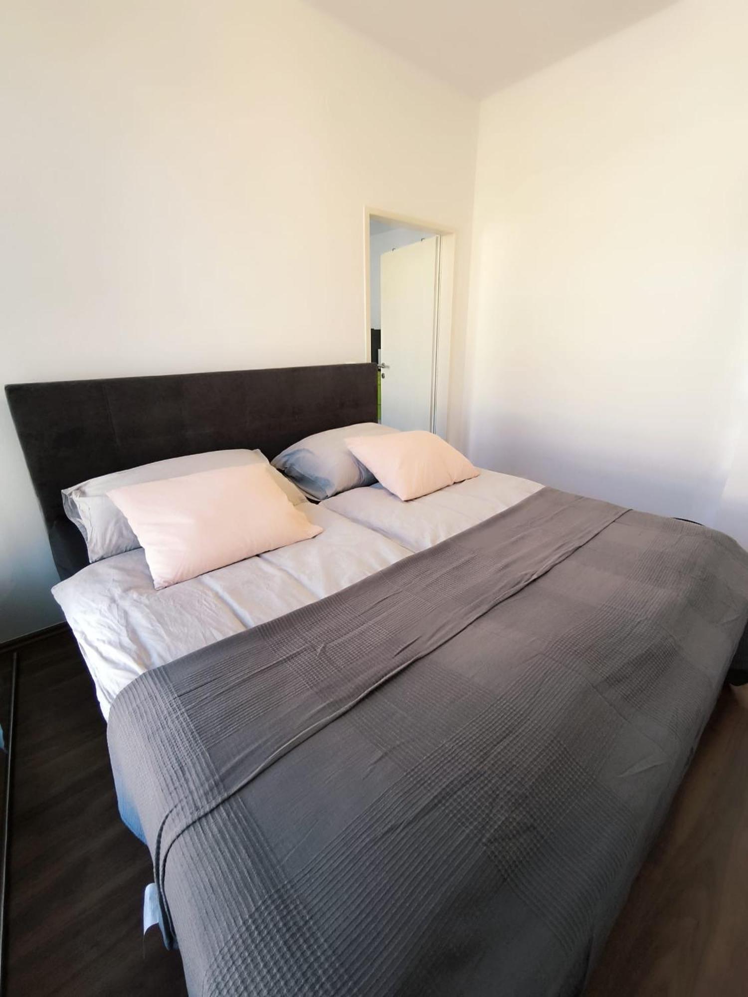 Pretty Apartment Next To Metro Station Wina Bagian luar foto