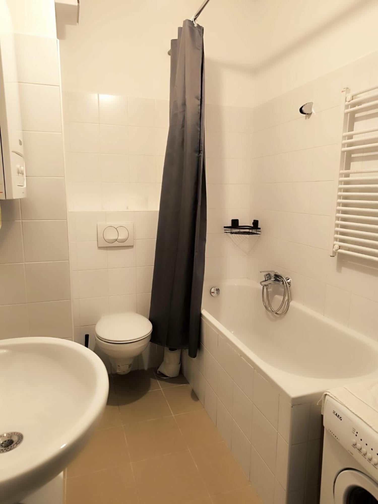 Pretty Apartment Next To Metro Station Wina Bagian luar foto